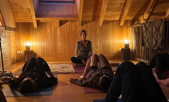 Salle de yoga chaleureuse